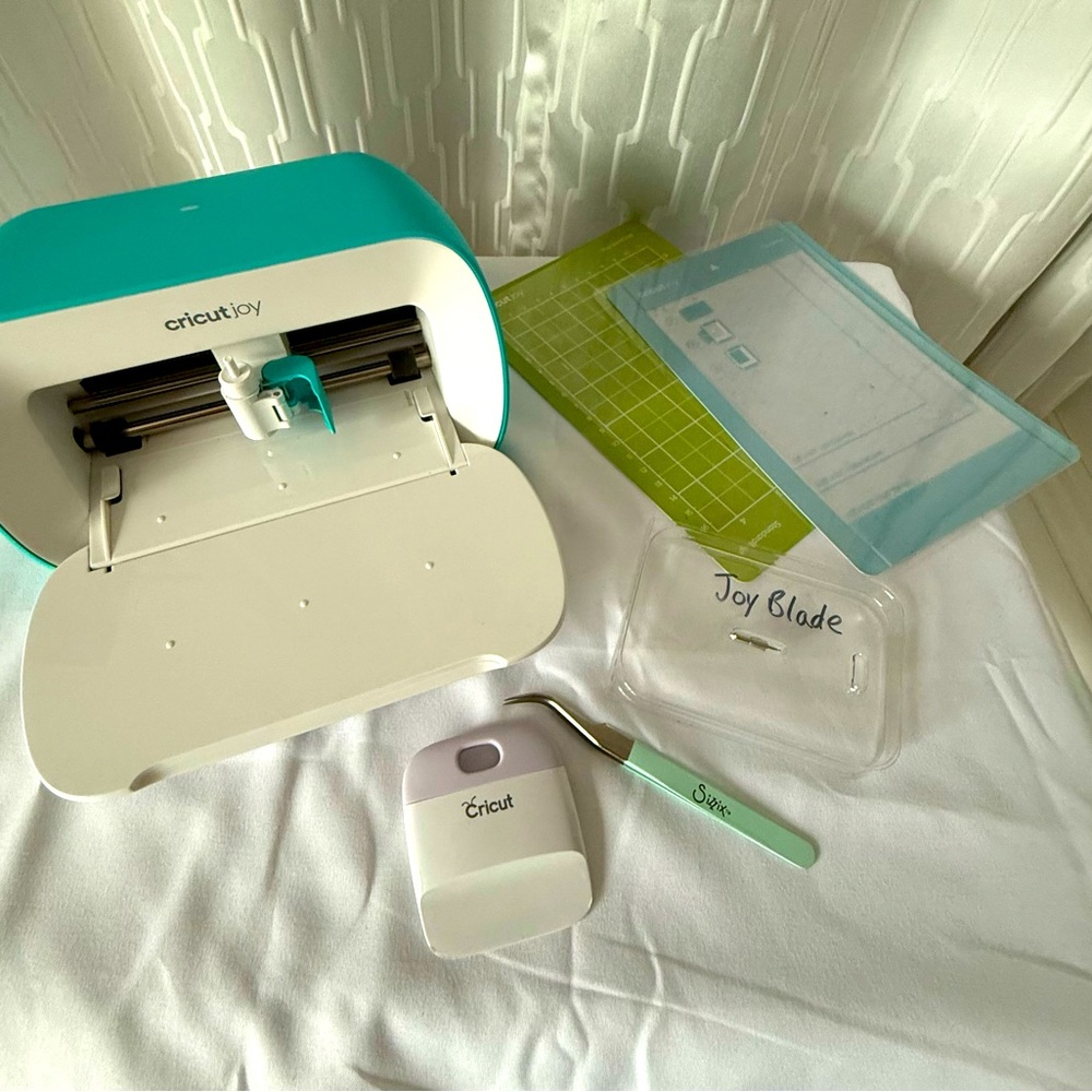 🤩 Cricut Joy 🤩 
Get ready to Craft on the go!